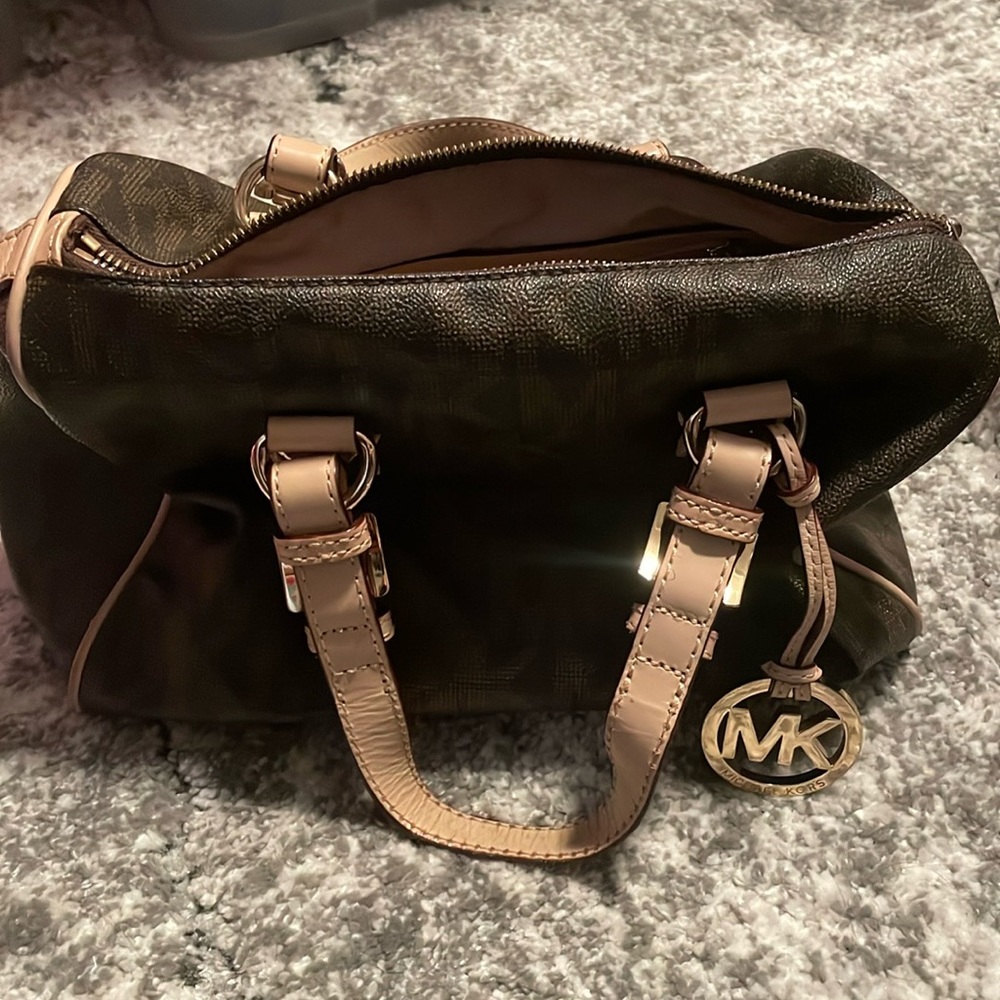 Great preowned condition authentic Michael Kors bag